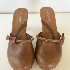☀️☀️☀️ 4/$20 Vintage Old College Inn slide clogs!